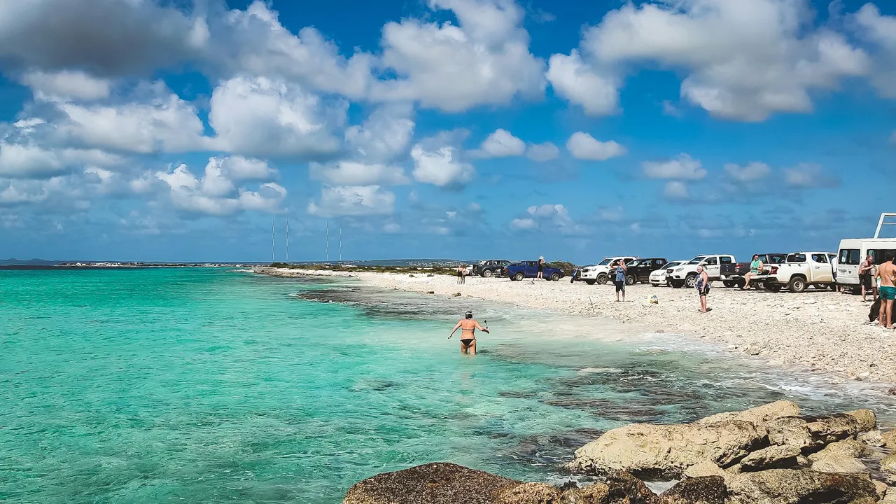 Strand met helder water en rotsen bij Kite Beach Atlantis