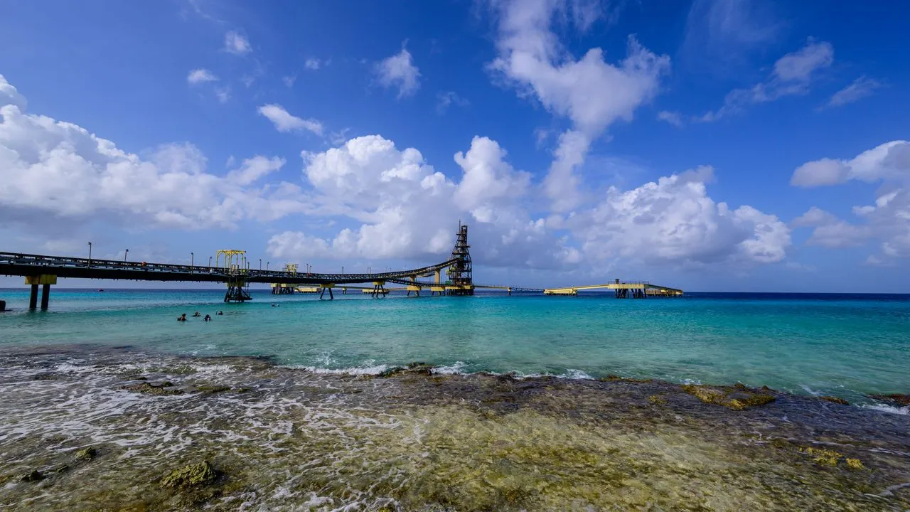 De Salt Pier boven zee aan de zuidwestkust van Bonaire