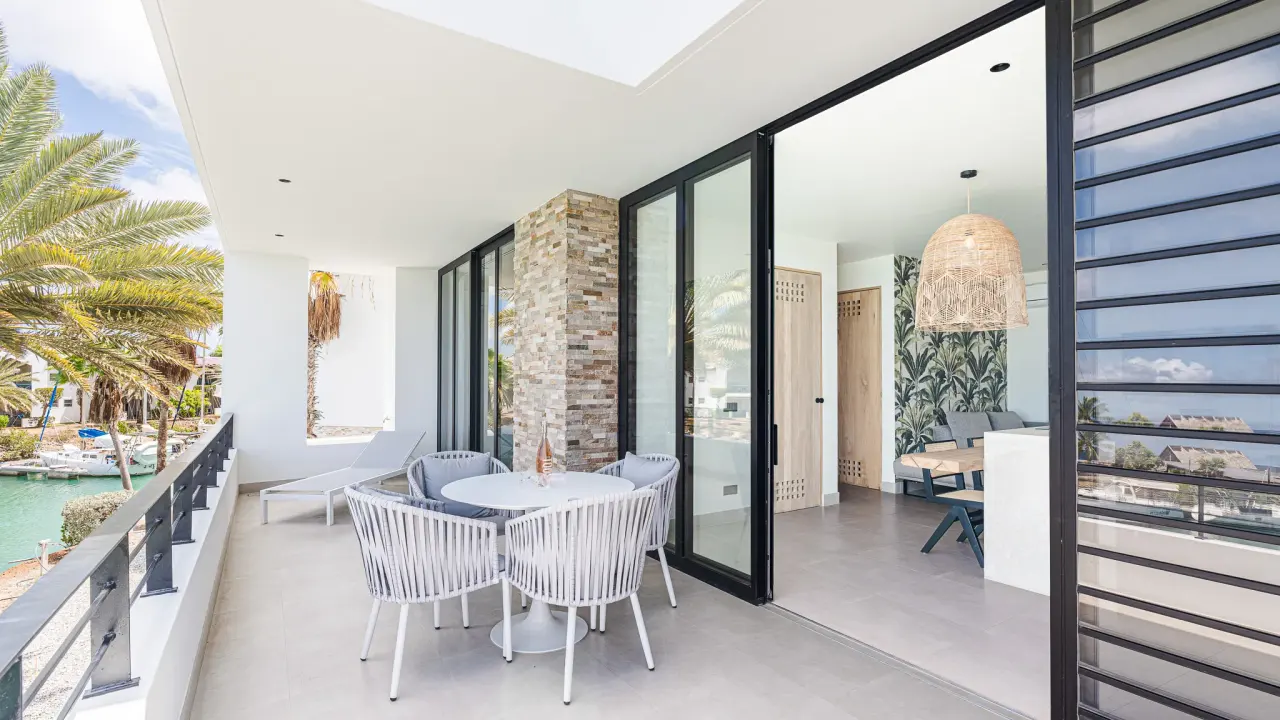 Overdekt terras met eettafel voor vier bij het 3-kamerappartement van Van der Valk Bonaire