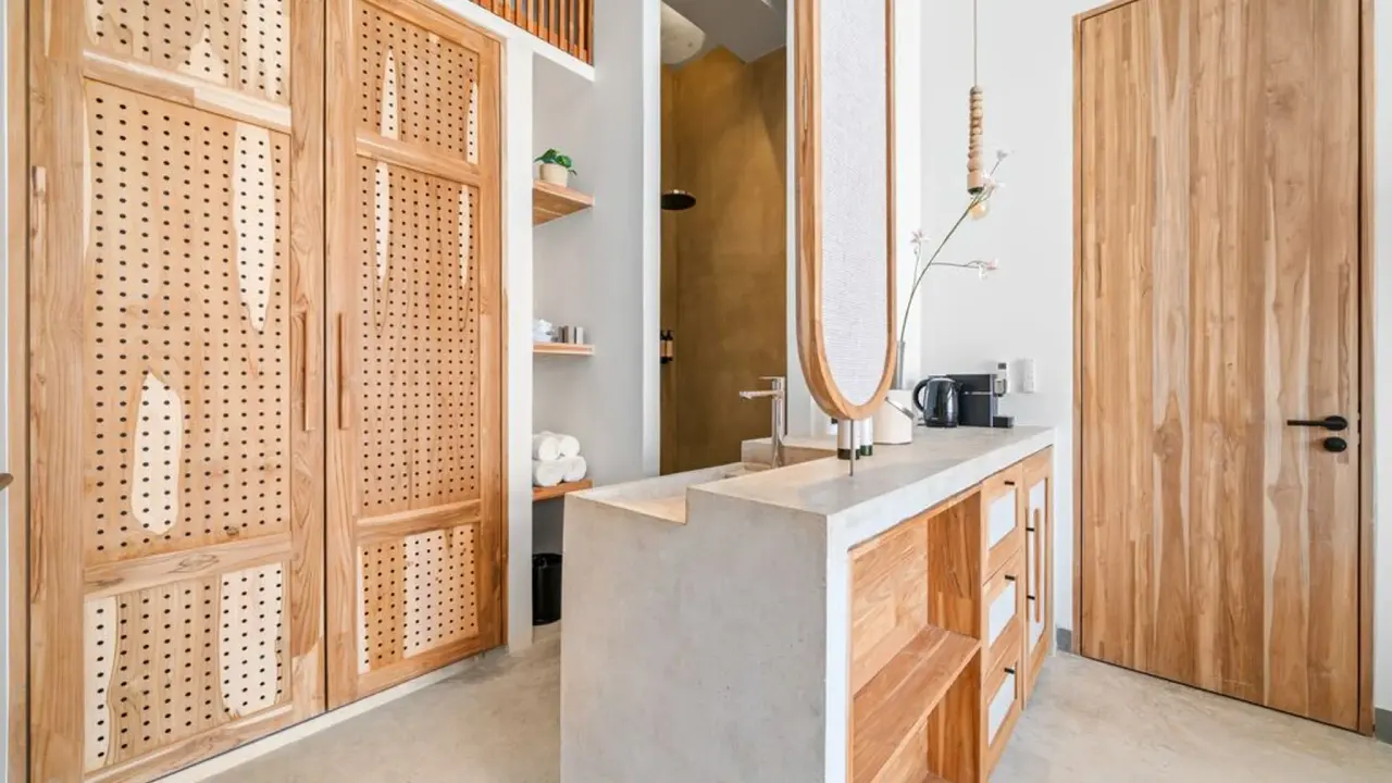 Wastafel en houten kasten in een vernieuwde Deluxe kamer van Van der Valk Bonaire