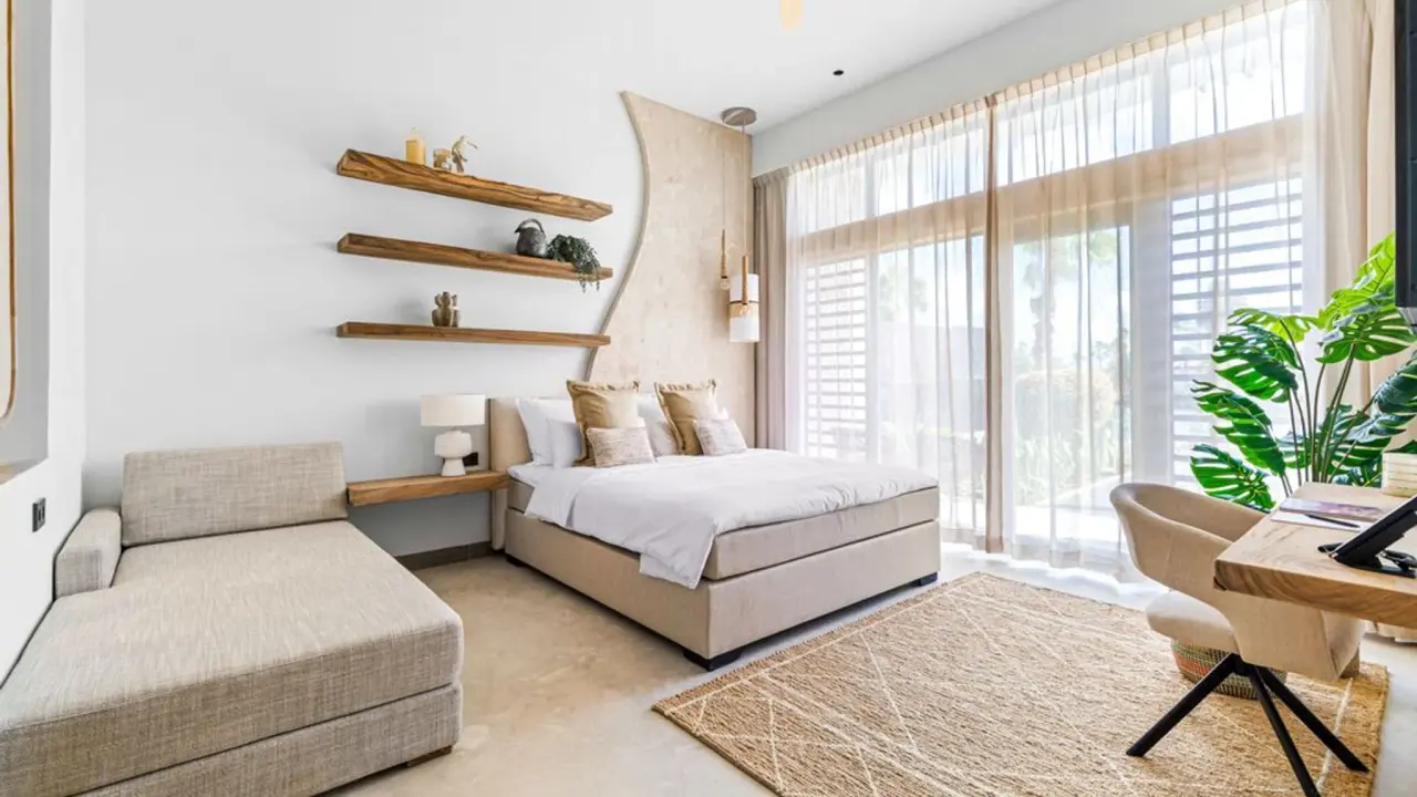 Vernieuwde Deluxe kamer van Van der Valk Bonaire met kingsize bed, chaise longue en glazen pui