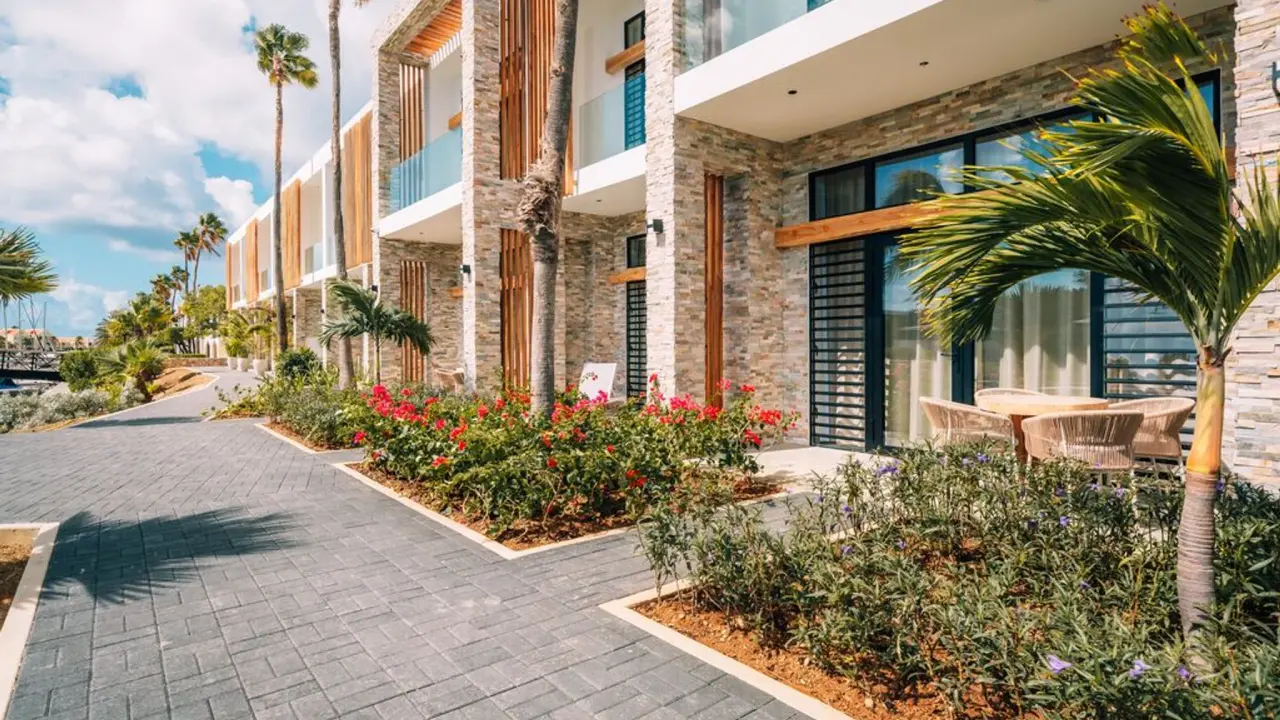 Vleugel met Deluxe kamers van Van der Valk Bonaire: terrassen op de begane grond en balkons erboven