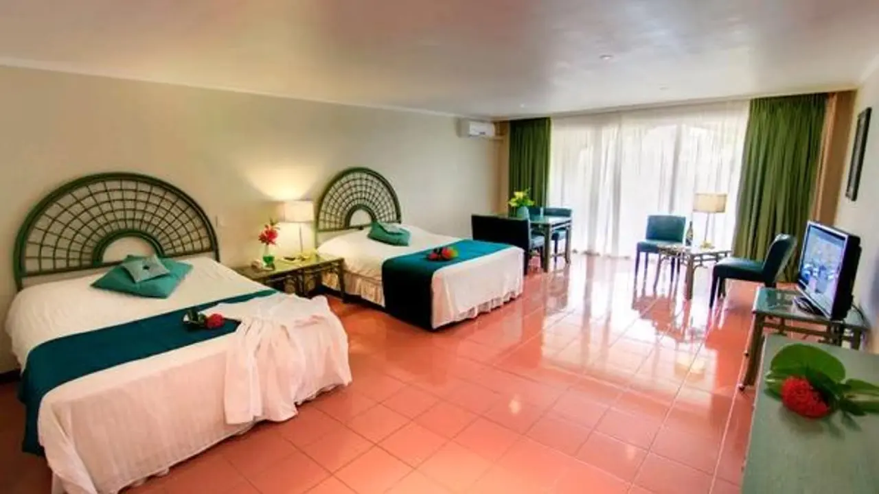 Junior Suite Poolside van Van der Valk Bonaire in de oude inrichting met tegelvloer en twee bedden