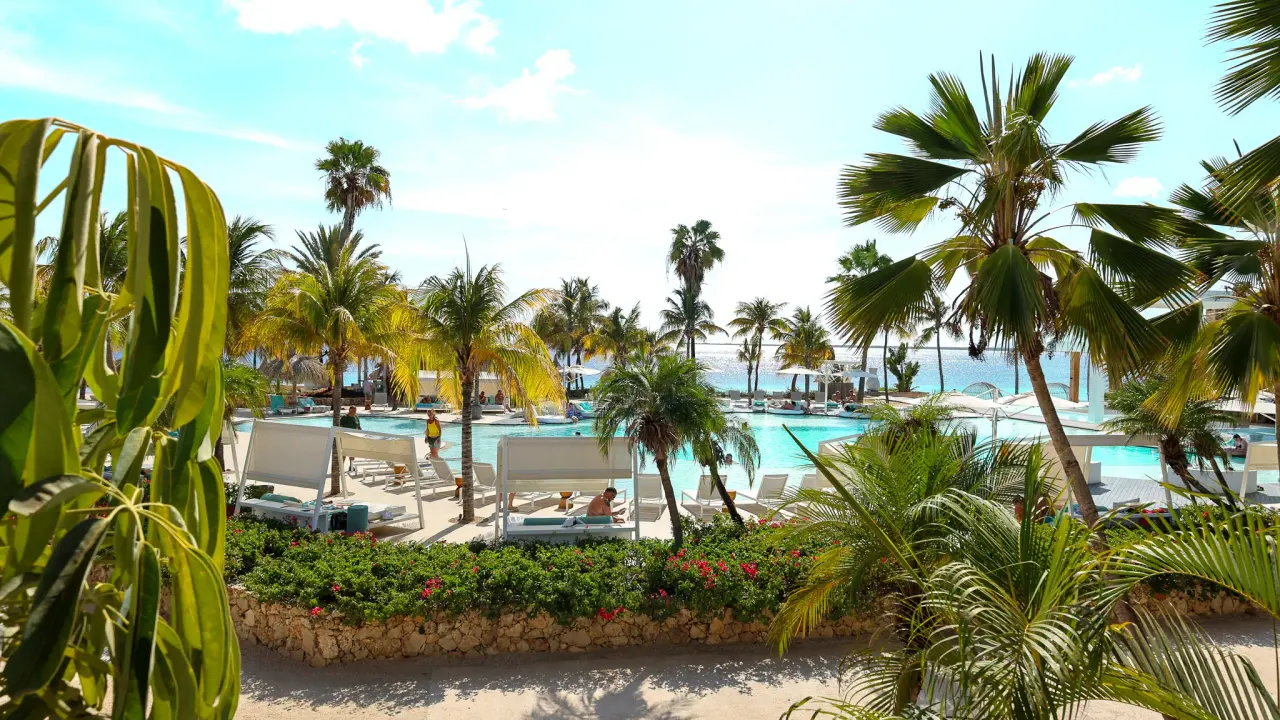 Uitzicht vanaf de Junior Suite Poolside-kant van Van der Valk Bonaire over het zwembad naar zee