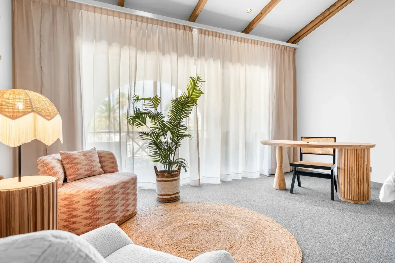Zithoek met bank en bureau in de King Suite Ocean van Van der Valk Bonaire