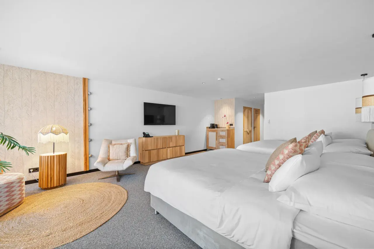 King Suite Pool van Van der Valk Bonaire met bedden, televisie en ronde vloerkleden