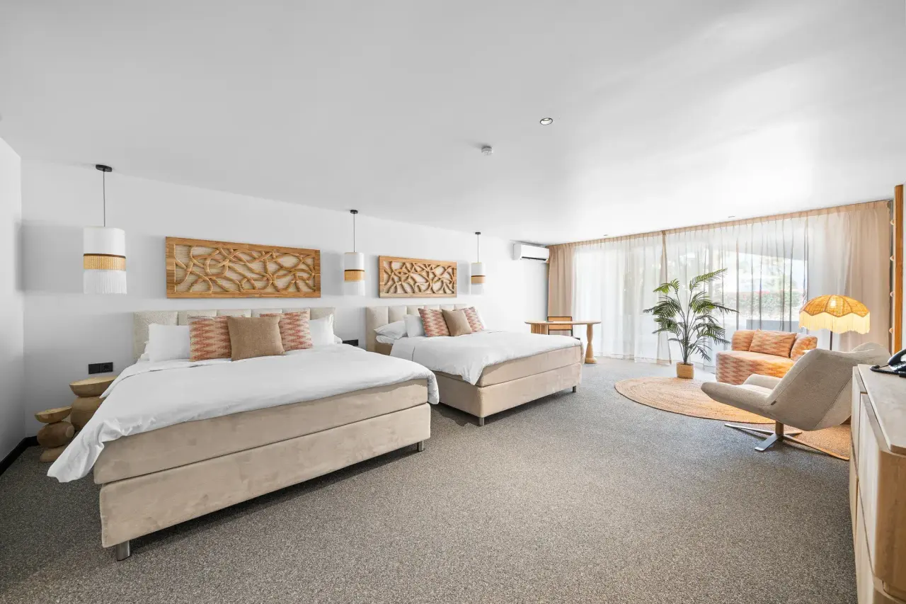 King Suite Pool van Van der Valk Bonaire met twee kingsize bedden en een zithoek