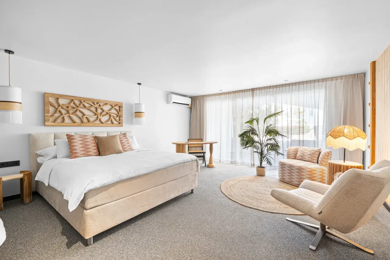 Zithoek met fauteuils en bureau in de King Suite Pool van Van der Valk Bonaire