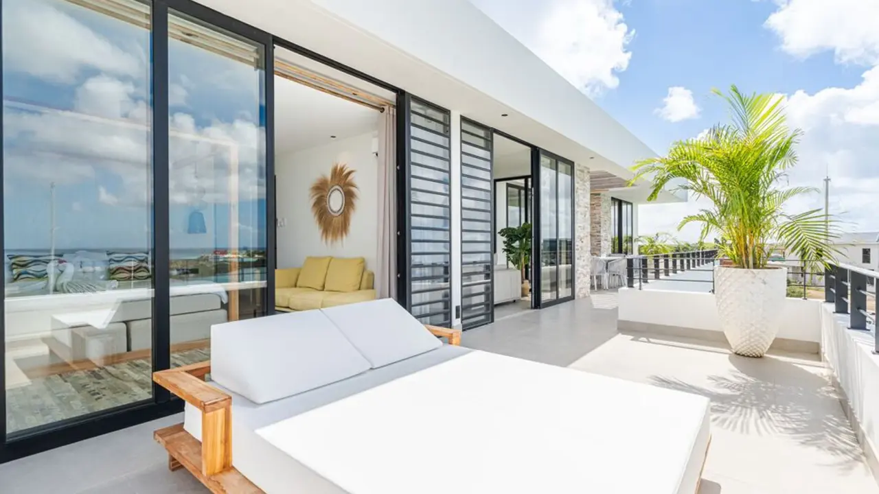 Ligbed op het terras van het Penthouse Laguna View van Van der Valk Bonaire