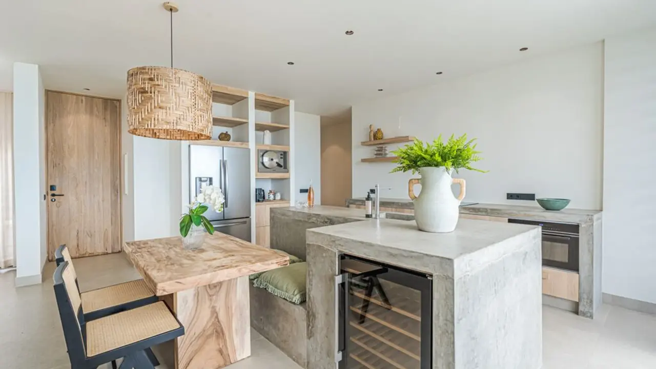 Keuken met kookeiland, eettafel en wijnkoelkast in het Penthouse Ocean View van Van der Valk Bonaire