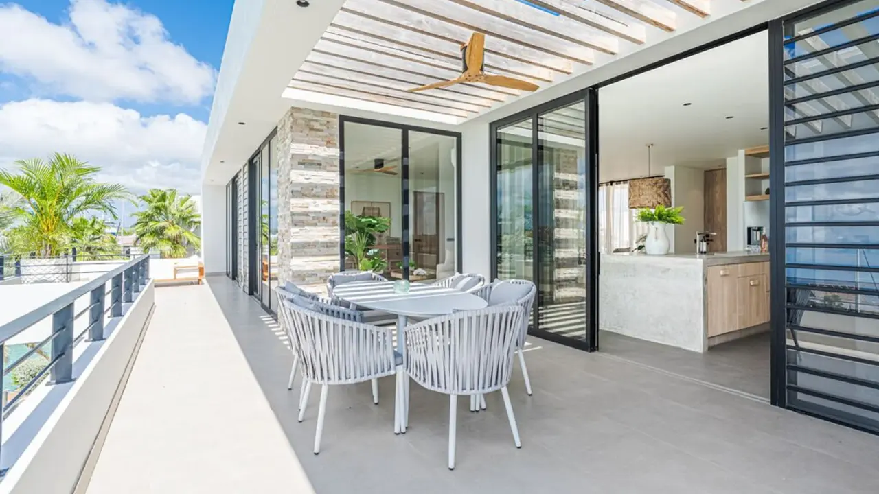 Overdekt terras met eettafel bij het Penthouse Ocean View van Van der Valk Bonaire