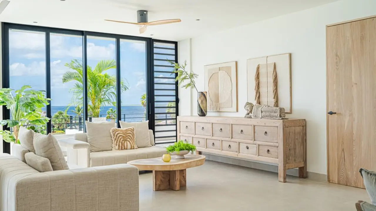 Woonkamer van het Penthouse Ocean View van Van der Valk Bonaire met zithoek en zeezicht