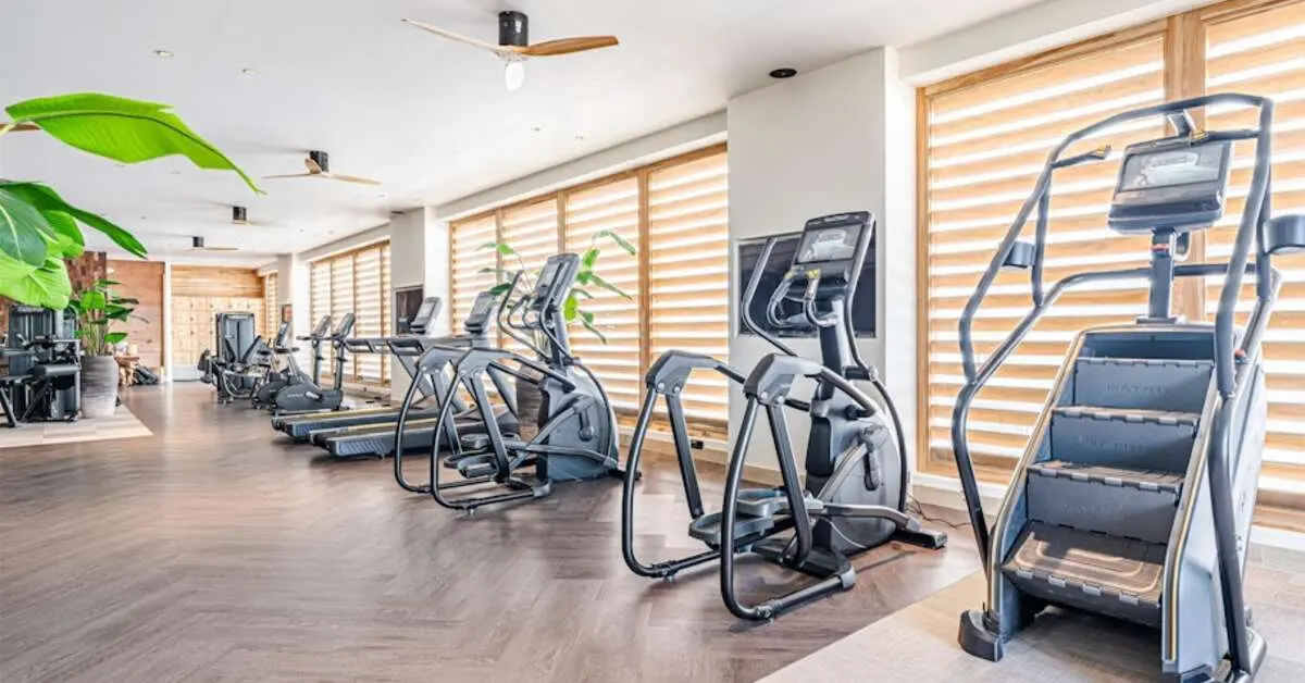 Fitnessruimte van Van der Valk Bonaire met loopbanden en crosstrainers