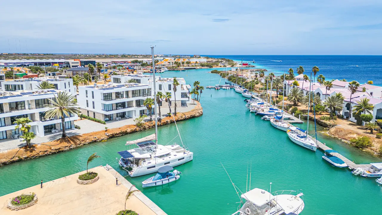 Het terrein van Van der Valk Plaza Bonaire met het villa-eiland en de lagune