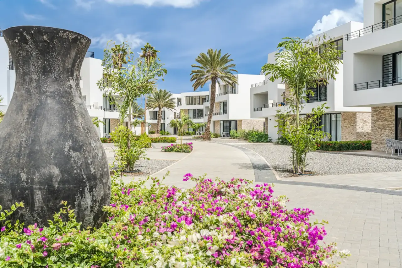 Appartementengebouwen van Royal Residence bij Van der Valk Bonaire met bloeiende bougainville