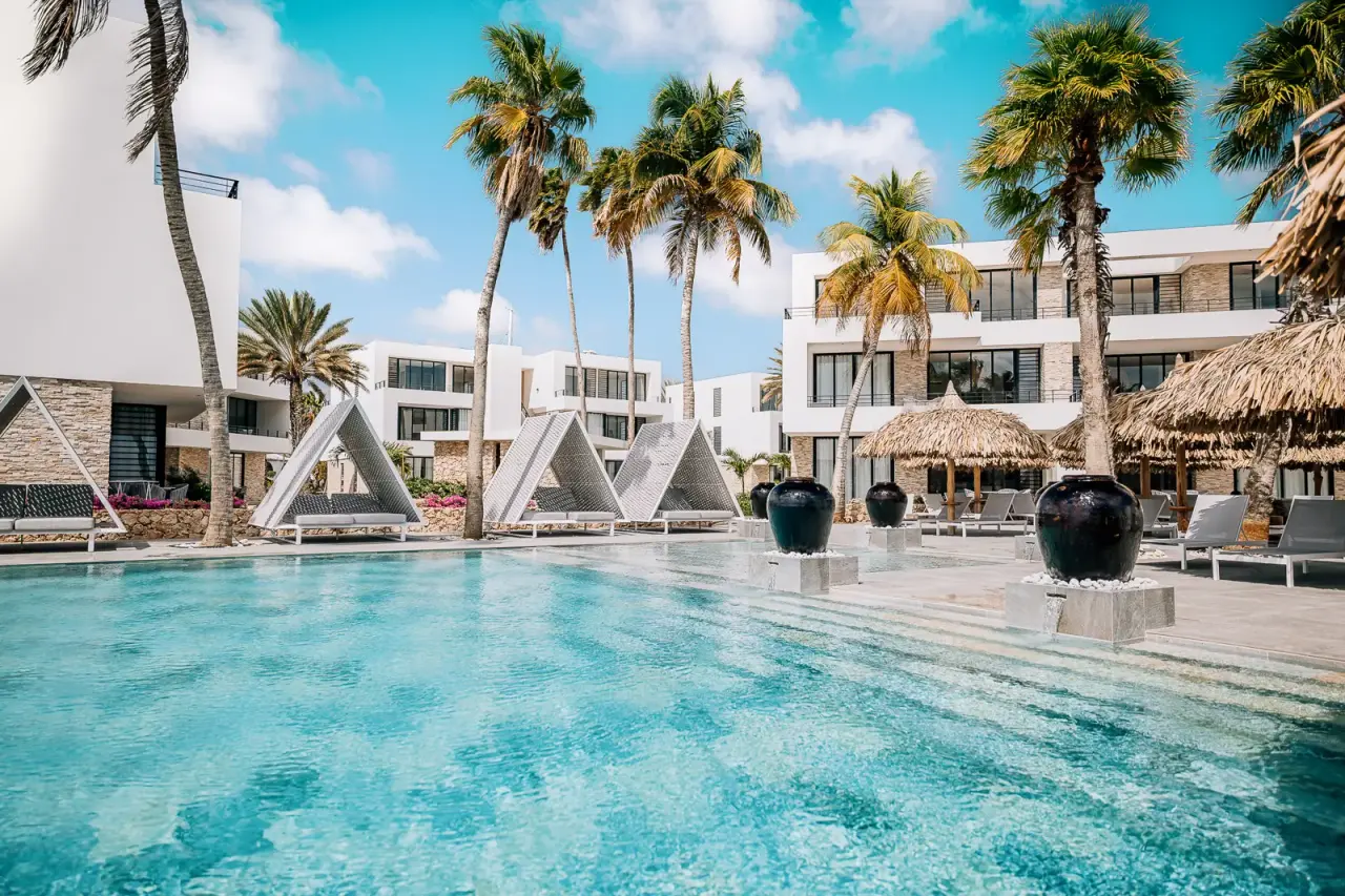 Zwembad tussen de appartementen van Royal Residence bij Van der Valk Bonaire